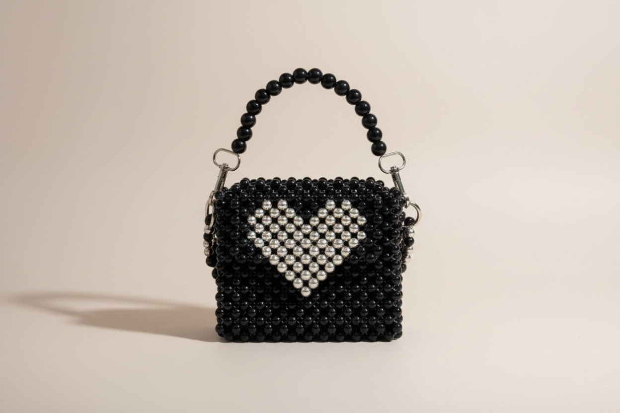 Beaded Bag with detail heart🤍