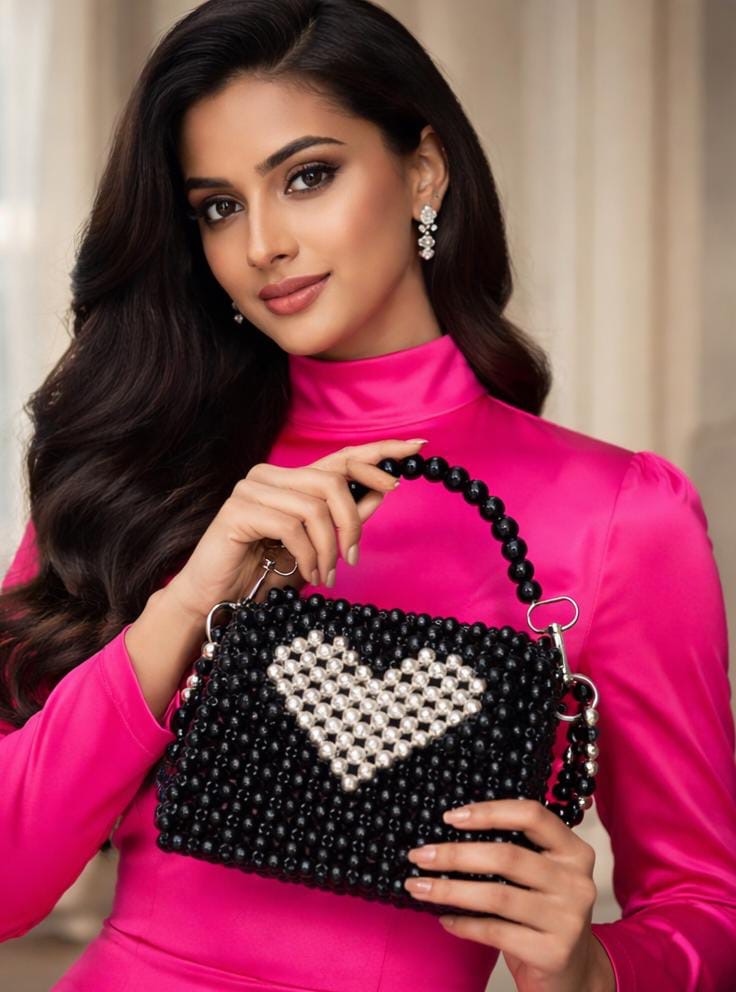 Beaded Bag with detail heart🤍